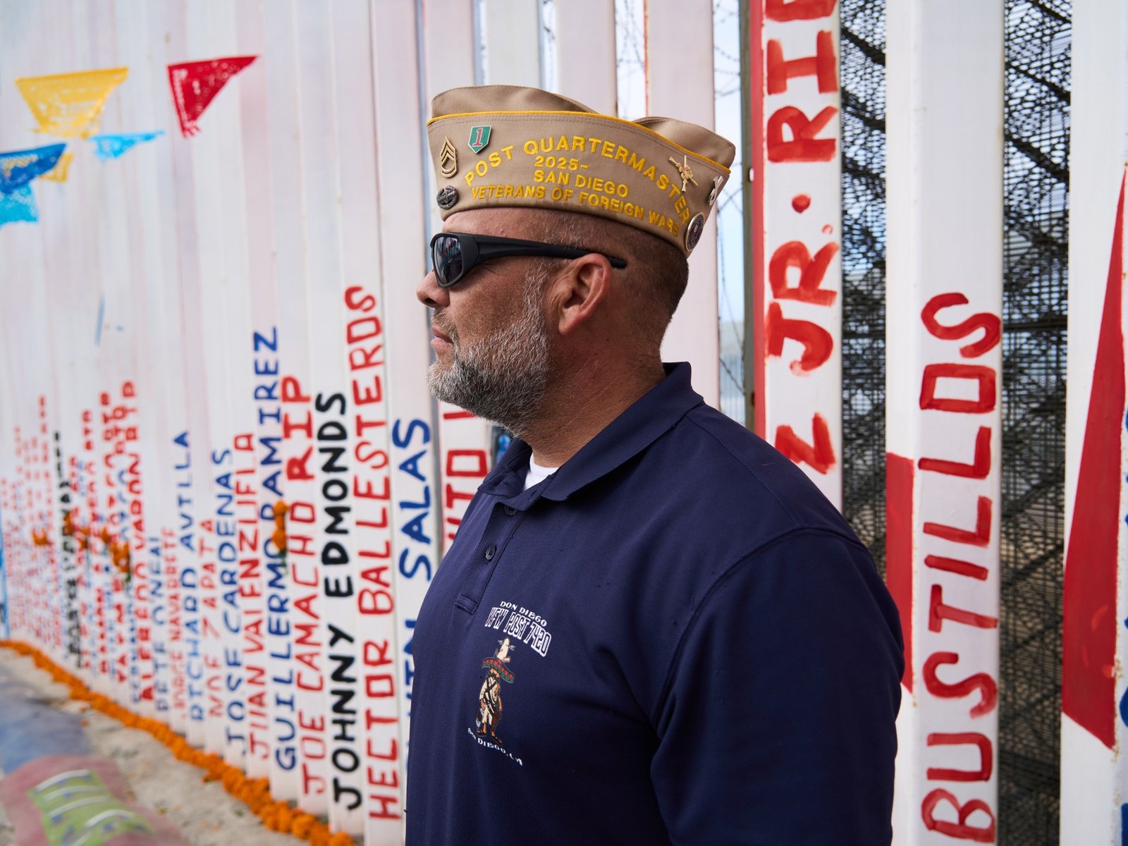 Benito Miranda Hernández se encuentra fuera de un centro de empleo para veteranos en San Diego, California [Anna Oakes/Al Jazeera]