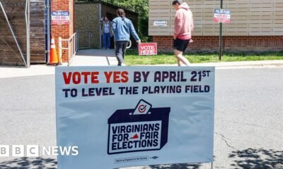 Señal que dice "Vota Sí" como los votantes llegan para emitir su voto en una escuela electoral dentro de Abingdon Elementary School durante una elección especial en Arlington, Virginia, EE. UU., el martes 21 de abril de 2026.