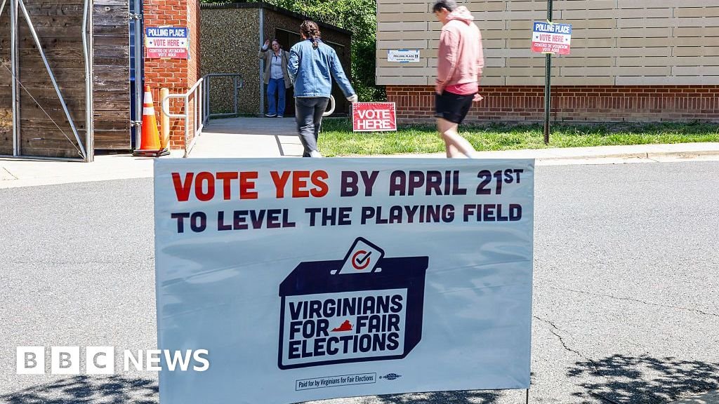 Señal que dice "Vota Sí" como los votantes llegan para emitir su voto en una escuela electoral dentro de Abingdon Elementary School durante una elección especial en Arlington, Virginia, EE. UU., el martes 21 de abril de 2026.