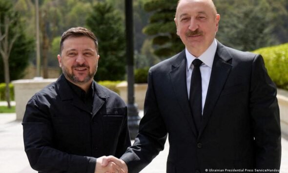 Zelenskyy (izquierda) y Aliyev tienen una relación cordial Foto: Servicio de Prensa Presidencial Ucraniano/Montaje/REUTERS