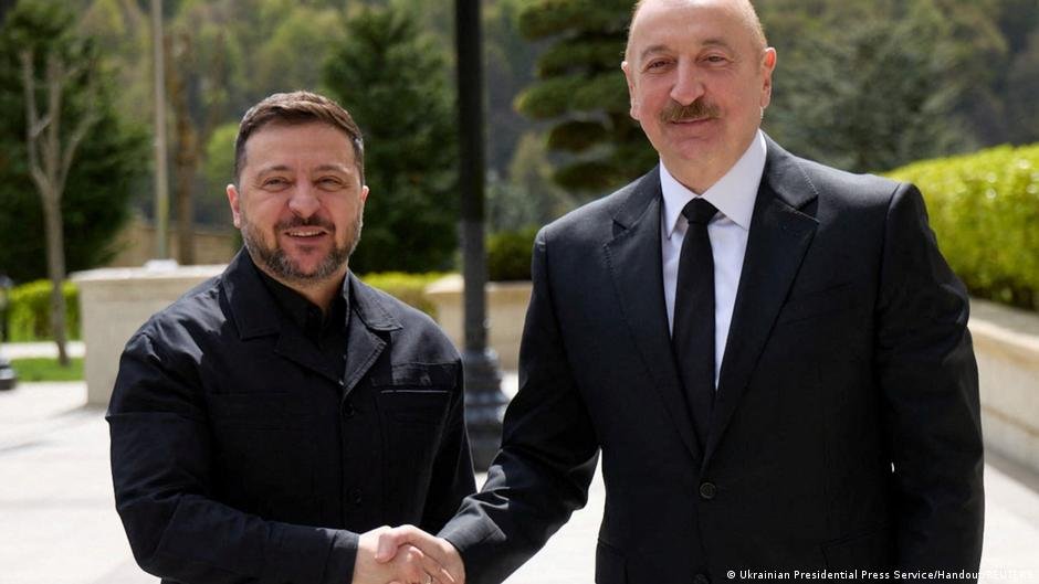 Zelenskyy (izquierda) y Aliyev tienen una relación cordial Foto: Servicio de Prensa Presidencial Ucraniano/Montaje/REUTERS