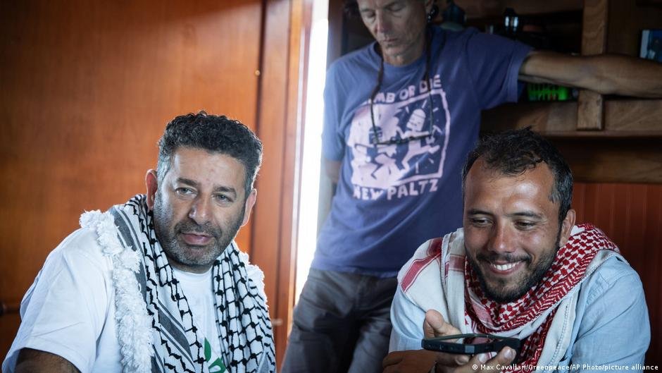 activistas detenidos — Los dos activistas de la Flotilla detenidos. Imagen: Max Cavallari/Greenpeace/AP Photo/picture alliance