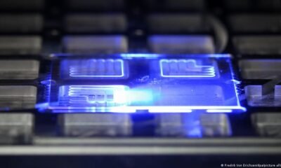 Alemania confirma fortaleza — Impresión por láser en un chip de vidrio ultrafino en los talleres de Schott AG en Maguncia en una imagen de archivo. Imagen: Fredrik Von Erichsen/dpa/picture alliance