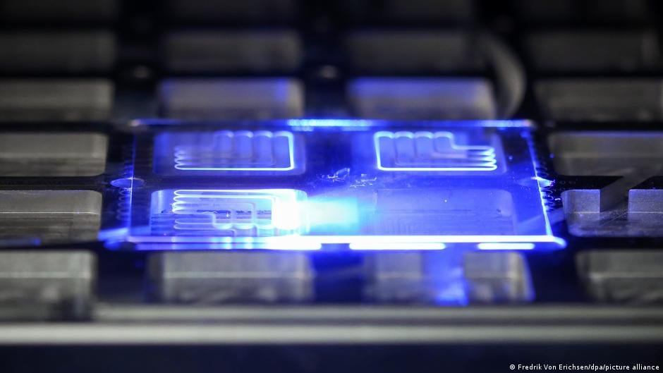 Alemania confirma fortaleza — Impresión por láser en un chip de vidrio ultrafino en los talleres de Schott AG en Maguncia en una imagen de archivo. Imagen: Fredrik Von Erichsen/dpa/picture alliance