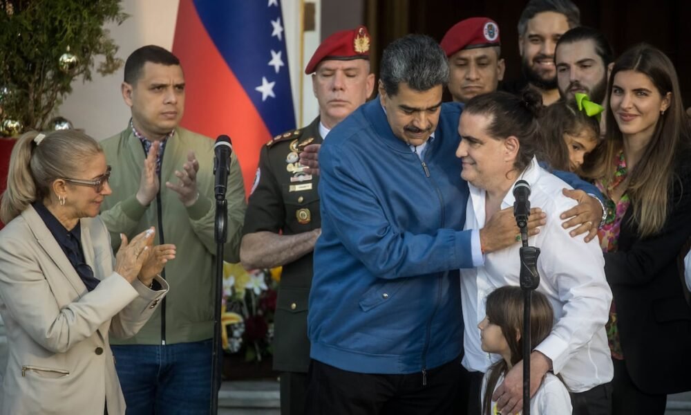 Alex Saab y su familia posan junto a un grupo de personas en lo que parece ser un evento público. Foto de: Miguel Gutierrez (EFE