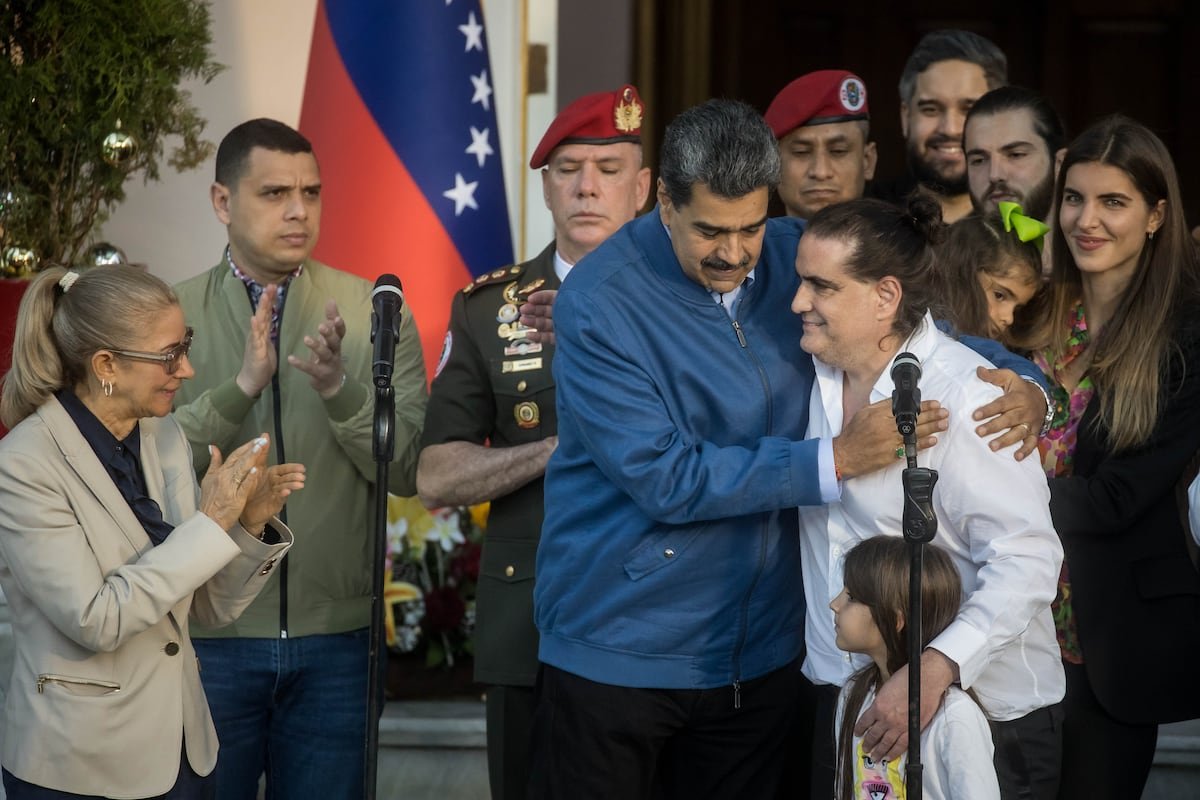 Alex Saab y su familia posan junto a un grupo de personas en lo que parece ser un evento público. Foto de: Miguel Gutierrez (EFE