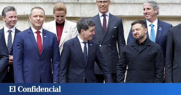 amenazas rusas — Zelenski (abajo derecha) y su homólogo rumano, Nicusur Dan, junto a varios líderes asistentes a la Cumbre B9 de Bucarest, el 13 de mayo. Tomada por: EFE/EPA