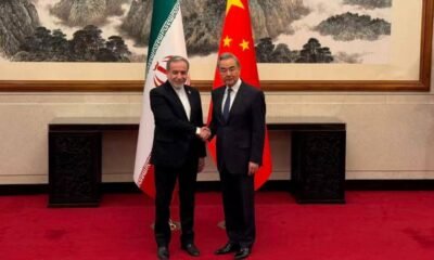 Araghchi Wang sostienen — Ministro de Exteriores Iránico Araghchi sostiene conversaciones con Wang Yi de China en Beijing
