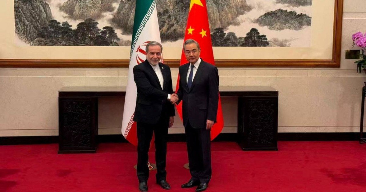 Araghchi Wang sostienen — Ministro de Exteriores Iránico Araghchi sostiene conversaciones con Wang Yi de China en Beijing