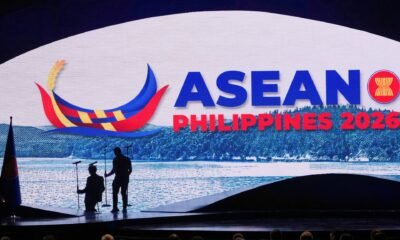 ASEAN reúne abordar — Trabajadores ajustan micrófonos en el escenario antes del inicio de la ceremonia inaugural del 48º ASEAN Summit y Reuniones Relacionadas en Cebu, Filipinas, el 8 de mayo de 2026 [Aaron Favila/Pool via Reuters]