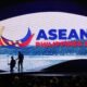 ASEAN reúne abordar — Trabajadores ajustan micrófonos en el escenario antes del inicio de la ceremonia inaugural del 48º ASEAN Summit y Reuniones Relacionadas en Cebu, Filipinas, el 8 de mayo de 2026 [Aaron Favila/Pool via Reuters]