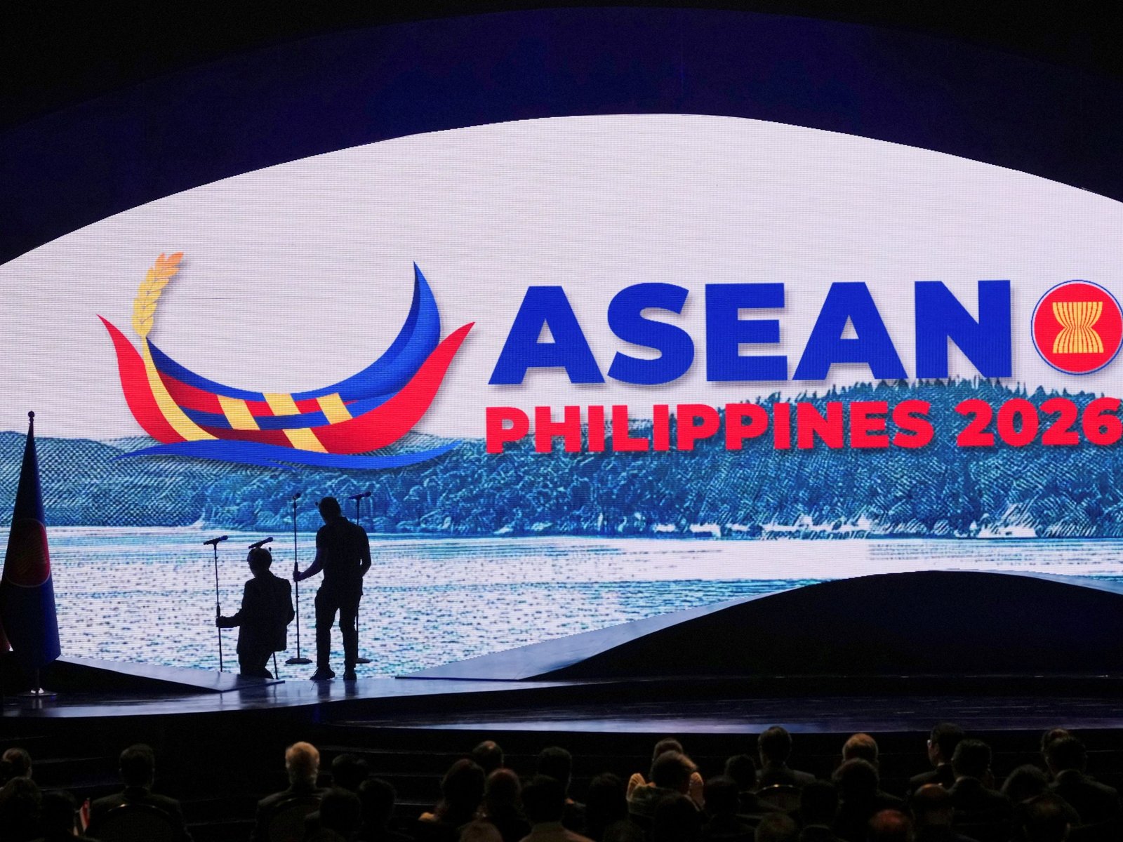 ASEAN reúne abordar — Trabajadores ajustan micrófonos en el escenario antes del inicio de la ceremonia inaugural del 48º ASEAN Summit y Reuniones Relacionadas en Cebu, Filipinas, el 8 de mayo de 2026 [Aaron Favila/Pool via Reuters]