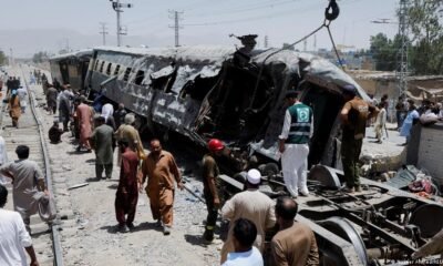 tren militar — Los restos de un vagón de tren, como se ve en la imagen, son consistentes con el ataque con bomba que dejó más de 20 muertos en Pakistán. Foto de: Naseer Ahmed/REUTERS