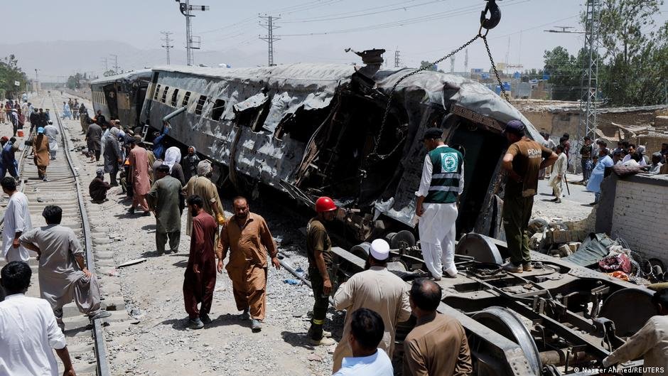 tren militar — Los restos de un vagón de tren, como se ve en la imagen, son consistentes con el ataque con bomba que dejó más de 20 muertos en Pakistán. Foto de: Naseer Ahmed/REUTERS