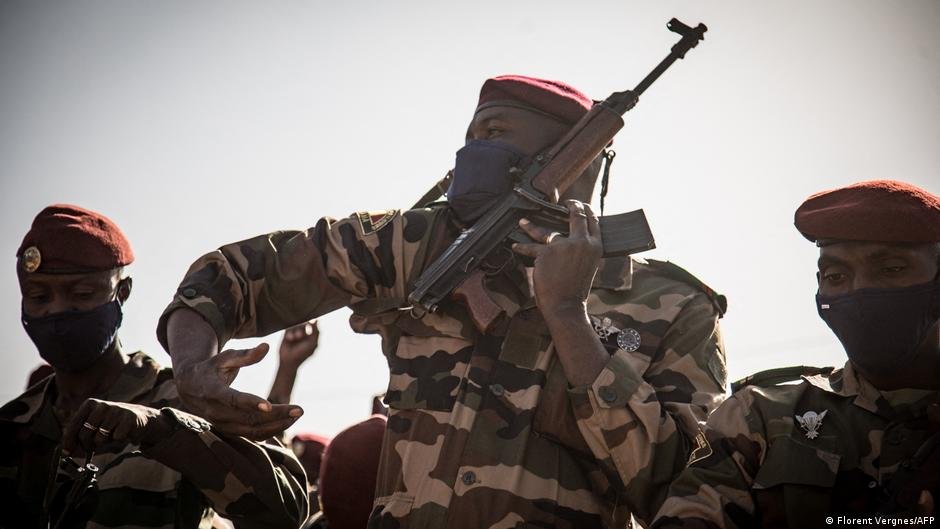 Autoridades investigan soldados — Mali investiga el papel de los soldados del gobierno en un reciente ataque rebelde Foto: Florent Vergnes/AFP
