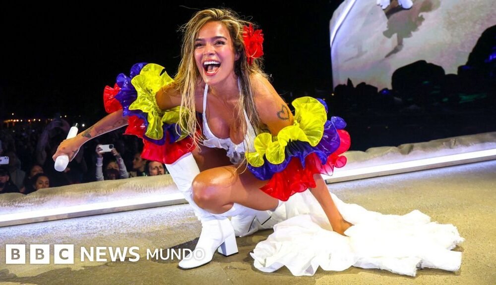 Bad Bunny — Karol G cantando en Coachella 2026 vestida con los colores de la bandera de Colombia.. Tomada por: BBC Mundo