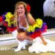 Bad Bunny — Karol G cantando en Coachella 2026 vestida con los colores de la bandera de Colombia.. Tomada por: BBC Mundo