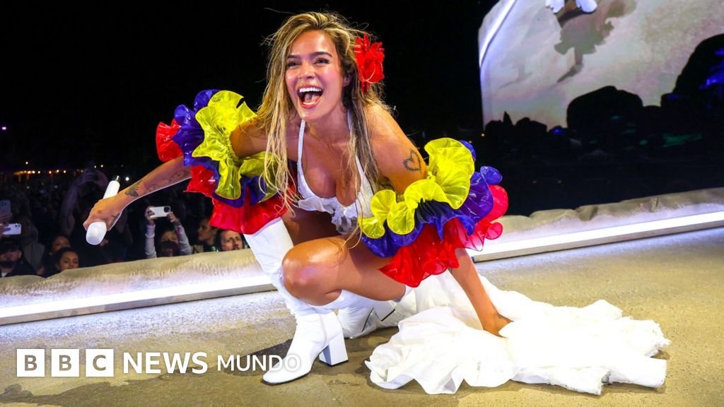 Bad Bunny — Karol G cantando en Coachella 2026 vestida con los colores de la bandera de Colombia.. Tomada por: BBC Mundo