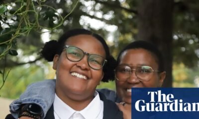 Bonolo Selelo y Tsholofelo Kumile, la pareja que busca legalizar el matrimonio igualitario en Botsuana, sonríen. Foto de: The Guardian