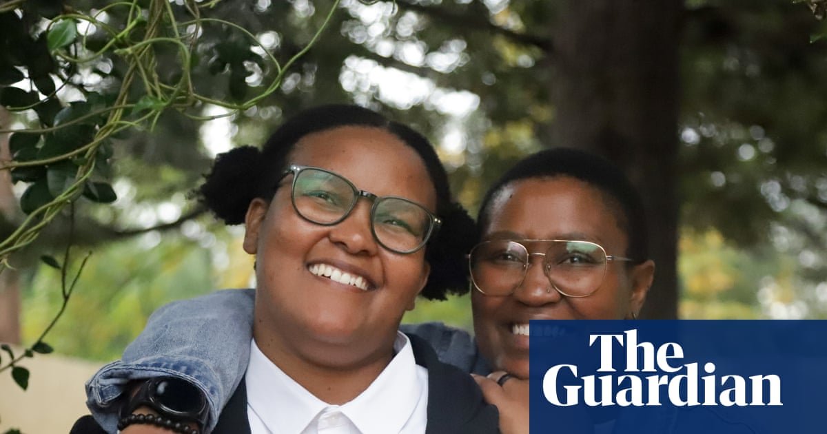 Bonolo Selelo y Tsholofelo Kumile, la pareja que busca legalizar el matrimonio igualitario en Botsuana, sonríen. Foto de: The Guardian
