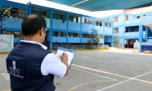 locales votación — Un representante de ONPE revisa documentos en un local que podría ser un centro de votación en el marco de los cambios de locales. Foto de: Perú21