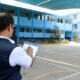 locales votación — Un representante de ONPE revisa documentos en un local que podría ser un centro de votación en el marco de los cambios de locales. Foto de: Perú21