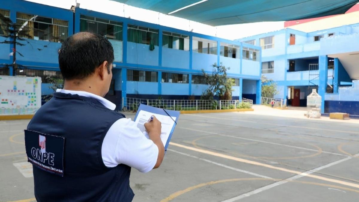 locales votación — Un representante de ONPE revisa documentos en un local que podría ser un centro de votación en el marco de los cambios de locales. Foto de: Perú21