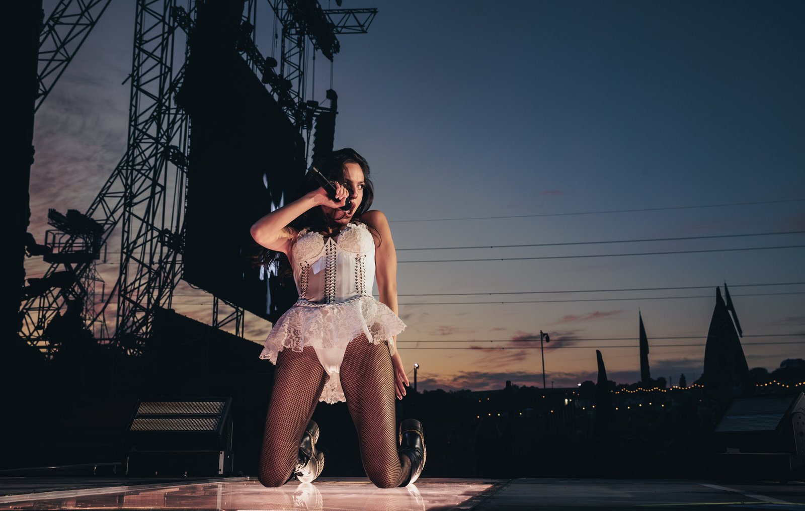 camiseta del — Olivia Rodrigo se presenta en Glastonbury 2025. Foto: Andy Ford for NME