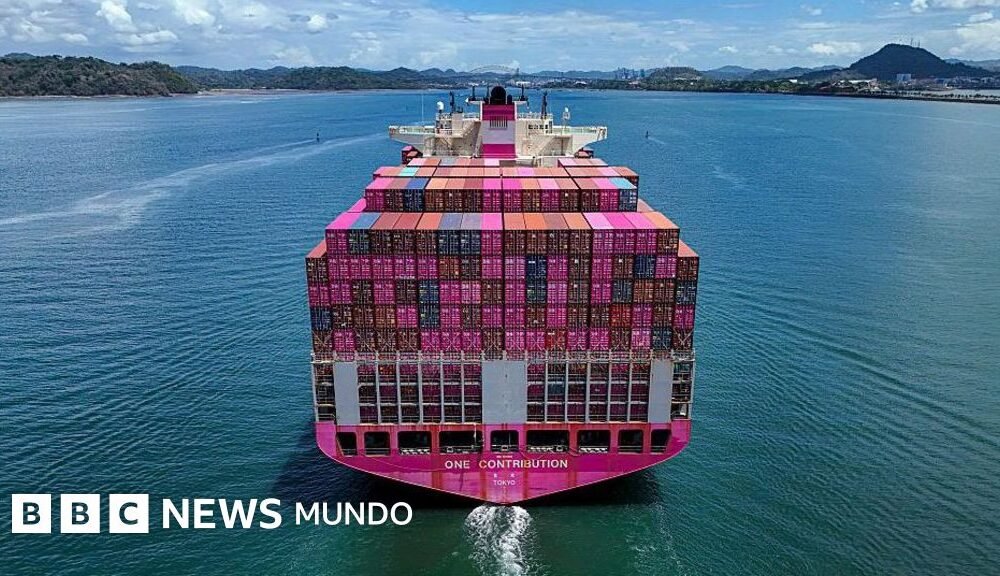 Canal Panamá beneficia — Vista aérea del buque portacontenedores One Contribution, navegando bajo bandera de Tokio, mientras ingresa al Canal de Panamá en la Ciudad de Panamá el 21 de abril de 2026.. Tomada por: BBC Mundo