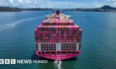 Canal Panamá beneficia — Vista aérea del buque portacontenedores One Contribution, navegando bajo bandera de Tokio, mientras ingresa al Canal de Panamá en la Ciudad de Panamá el 21 de abril de 2026.. Tomada por: BBC Mundo