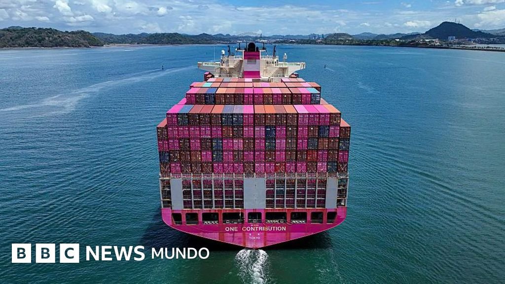 Canal Panamá beneficia — Vista aérea del buque portacontenedores One Contribution, navegando bajo bandera de Tokio, mientras ingresa al Canal de Panamá en la Ciudad de Panamá el 21 de abril de 2026.. Tomada por: BBC Mundo