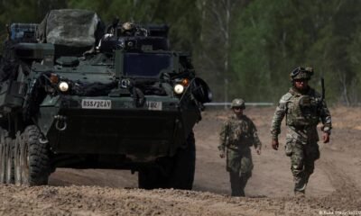 tropas Polonia — Soldados del Ejército de los EE. UU. marchan en formación durante el ejercicio Sword 26, acercándose a un vehículo MEDEVAC mientras las fuerzas de la OTAN demuestran innovaciones en la evacuación de bajas en el campo de batalla utilizando drones y tecnología médica en Bemowo Piskie, Polonia, el 11 de mayo de 2026. Tomada por: © Kuba Stezycki/REUTERS