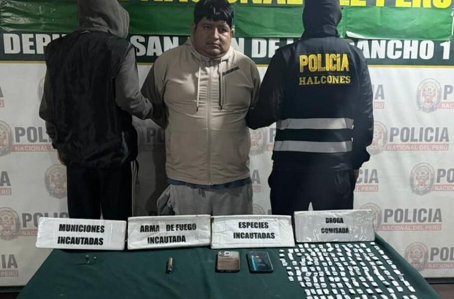 extorsionador Kenyiman Lima Sur — Las autoridades exhiben los bienes incautados tras la detención de un extorsionador en Lima Sur. Foto de: Perú21