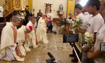 Cardenales obispos arrodillan — Cardenales y obispos participan en un momento de oración y arrepentimiento ante las víctimas del Sodalicio en Catacaos. Foto de: news.google.com