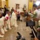 Cardenales obispos arrodillan — Cardenales y obispos participan en un momento de oración y arrepentimiento ante las víctimas del Sodalicio en Catacaos. Foto de: news.google.com