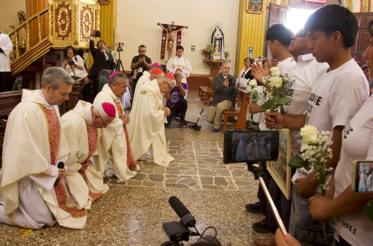Cardenales obispos arrodillan — Cardenales y obispos participan en un momento de oración y arrepentimiento ante las víctimas del Sodalicio en Catacaos. Foto de: news.google.com