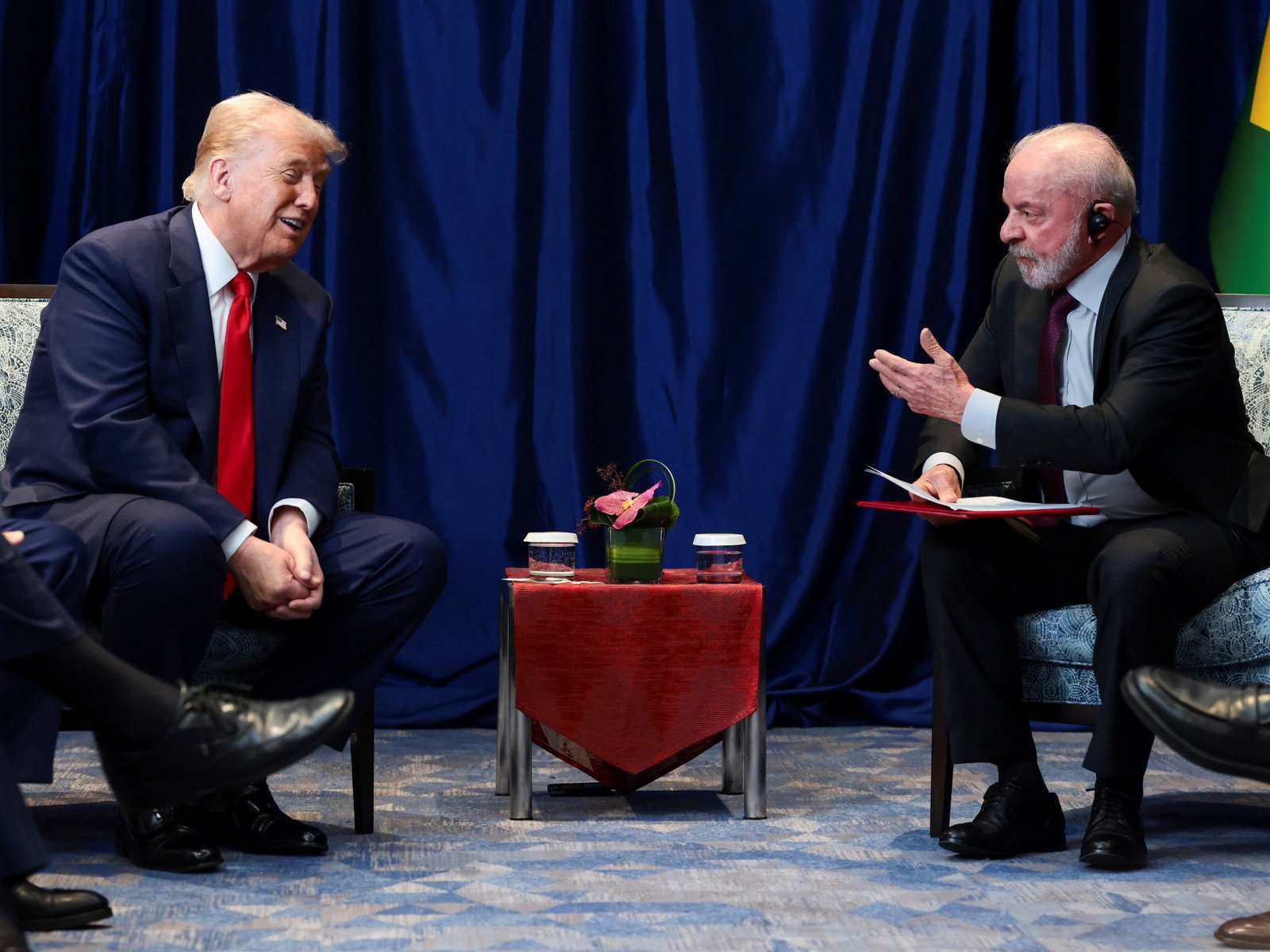 Casa Blanca — El presidente de los Estados Unidos, Donald Trump, y el presidente de Brasil, Luiz Inacio Lula da Silva, conversan mientras se encuentran en el margen del 47º Símolo de la Asociación de Naciones del Sureste Asiático (ASEAN) en Kuala Lumpur, Malasia, octubre de 2025 [Foto: Evelyn Hockstein/Reuters]
