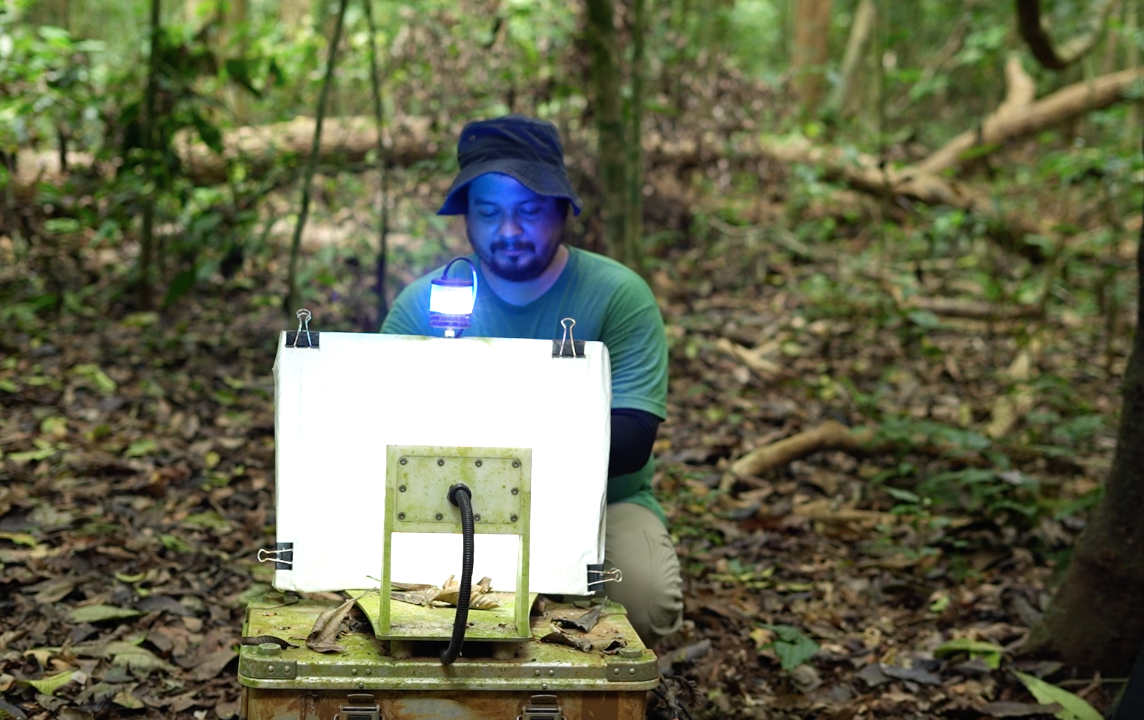 diversidad oscura — Investigadores realizan una estación de investigación científica en Isla Barro Colorado, Panamá, para estudiar la biodiversidad local. Foto de: Smithsonian Archives