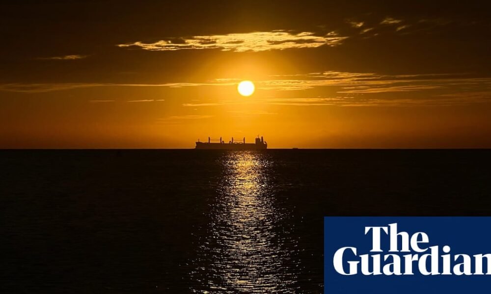 energía limpia — Un tanqueador de petróleo en el Mar Caribe al atardecer el martes durante las conversaciones climáticas de Santa Marta en Colombia esta semana. Foto: Iván Valencia/AP