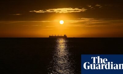 energía limpia — Un tanqueador de petróleo en el Mar Caribe al atardecer el martes durante las conversaciones climáticas de Santa Marta en Colombia esta semana. Foto: Iván Valencia/AP