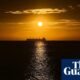 energía limpia — Un tanqueador de petróleo en el Mar Caribe al atardecer el martes durante las conversaciones climáticas de Santa Marta en Colombia esta semana. Foto: Iván Valencia/AP