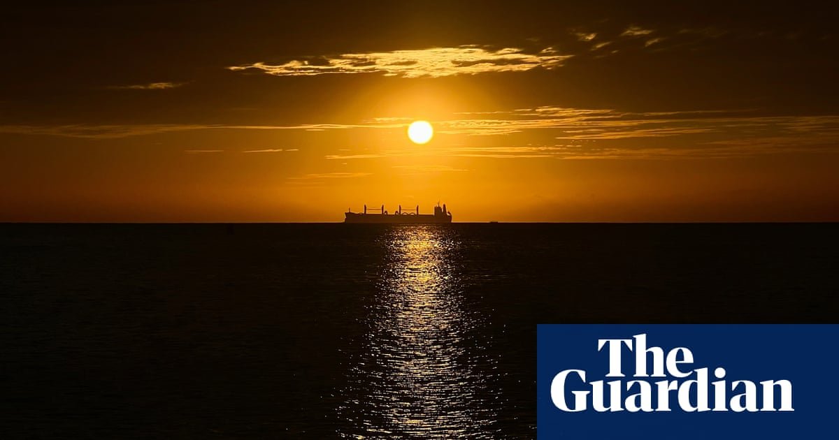 energía limpia — Un tanqueador de petróleo en el Mar Caribe al atardecer el martes durante las conversaciones climáticas de Santa Marta en Colombia esta semana. Foto: Iván Valencia/AP