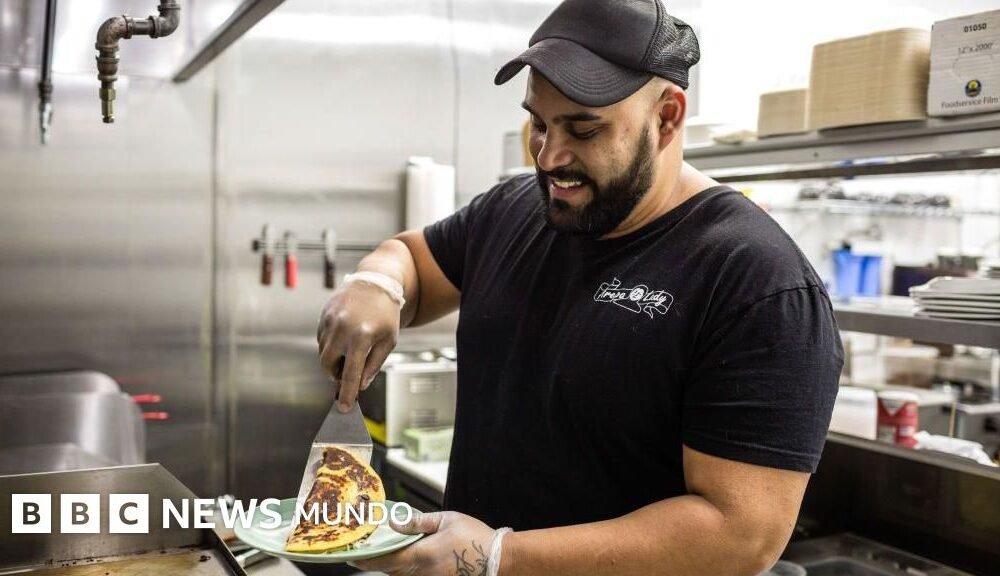fenómeno migratorio — Alejandro Osorio, propietario del restaurante colombiano Arepa Lady en Nueva York, en una imagen de archivo de 2018.