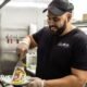 fenómeno migratorio — Alejandro Osorio, propietario del restaurante colombiano Arepa Lady en Nueva York, en una imagen de archivo de 2018.