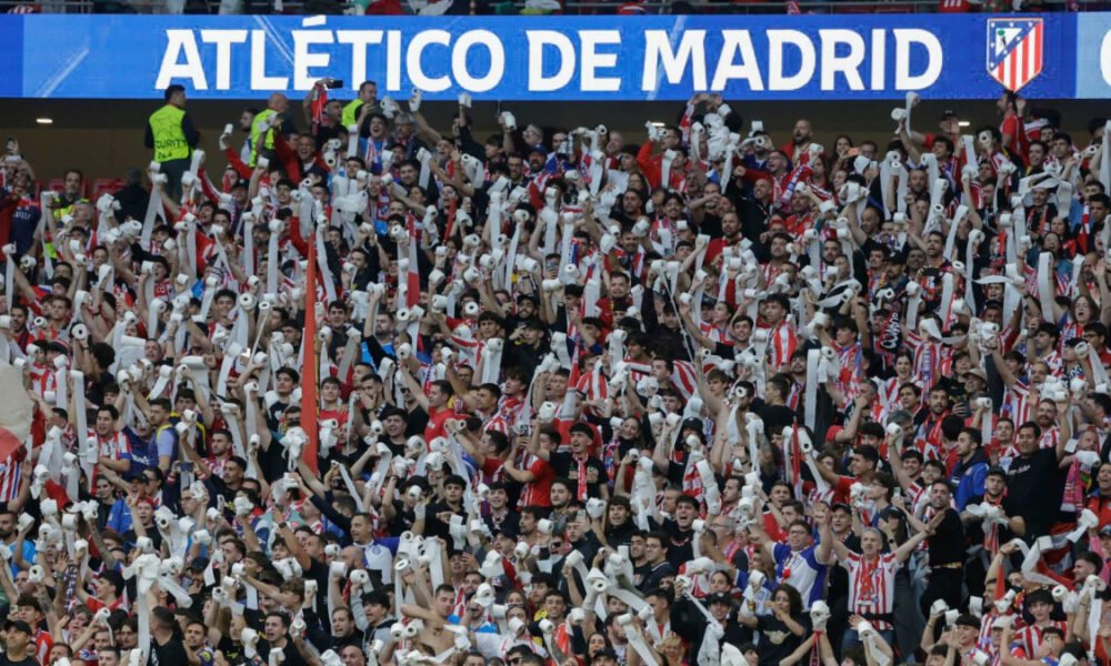 Los aficionados lanzan papel higiénico para recibir al Atlético de Madrid en el Metropolitano. Foto de: Marca