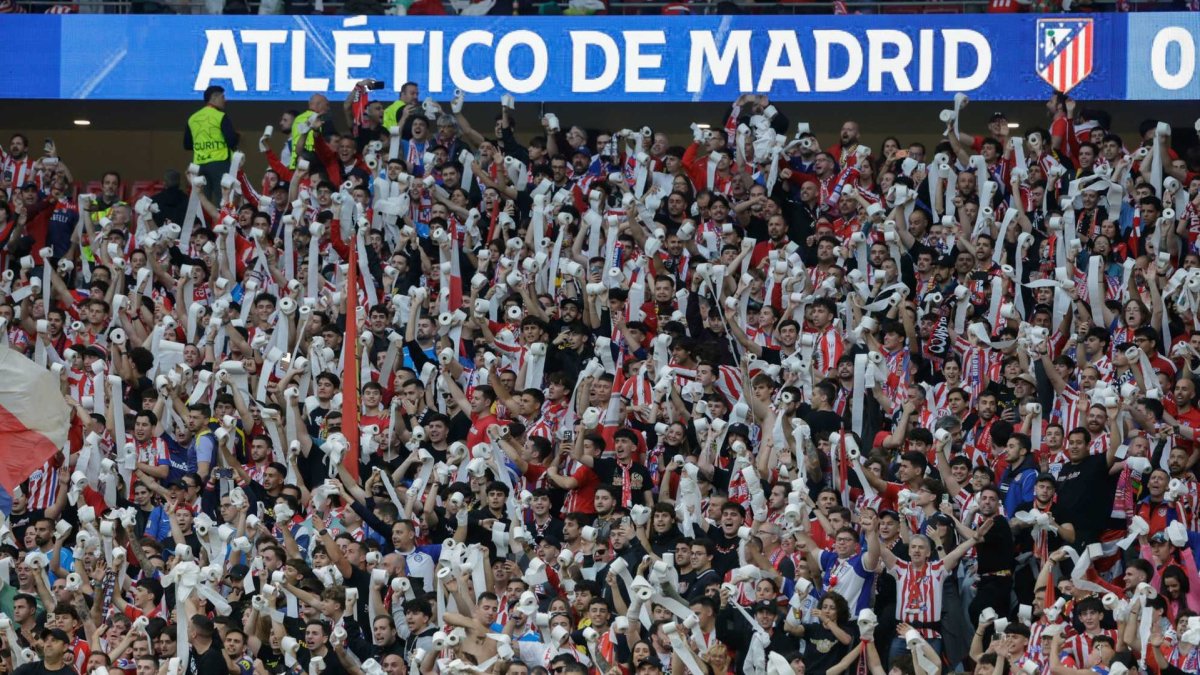 Los aficionados lanzan papel higiénico para recibir al Atlético de Madrid en el Metropolitano. Foto de: Marca