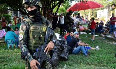 Conflictos forzan millones — Soldados del ejército colombiano custodian a personas desplazadas por enfrentamientos entre grupos armados que llegaron al municipio de Tibú, departamento de Norte de Santander, el 18 de enero de 2025.