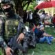 Conflictos forzan millones — Soldados del ejército colombiano custodian a personas desplazadas por enfrentamientos entre grupos armados que llegaron al municipio de Tibú, departamento de Norte de Santander, el 18 de enero de 2025.
