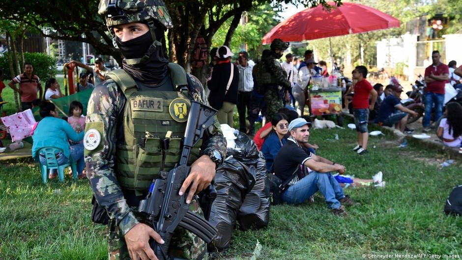 Conflictos forzan millones — Soldados del ejército colombiano custodian a personas desplazadas por enfrentamientos entre grupos armados que llegaron al municipio de Tibú, departamento de Norte de Santander, el 18 de enero de 2025.
