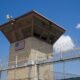 drones militares — Una vista del control tower en la base naval de Guantánamo, Cuba. Foto de: © Alex Brandon/AP/picture alliance